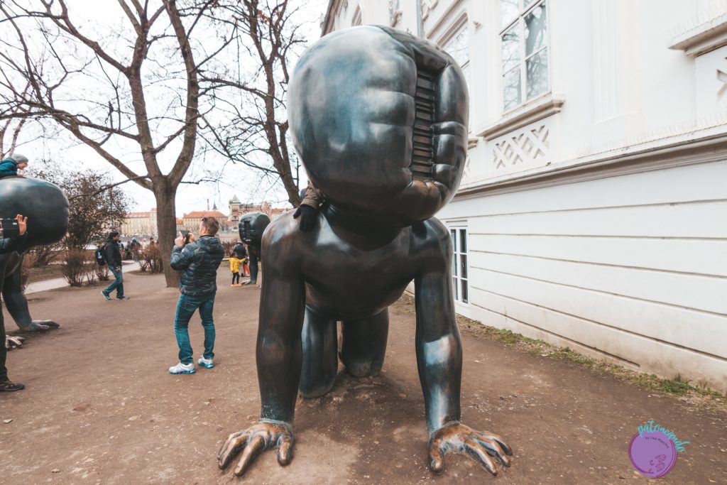 Itinerario para visitar Praga en tres días - estatuas de David Černý en la isla de Kampa - Patoneando blog de viajes