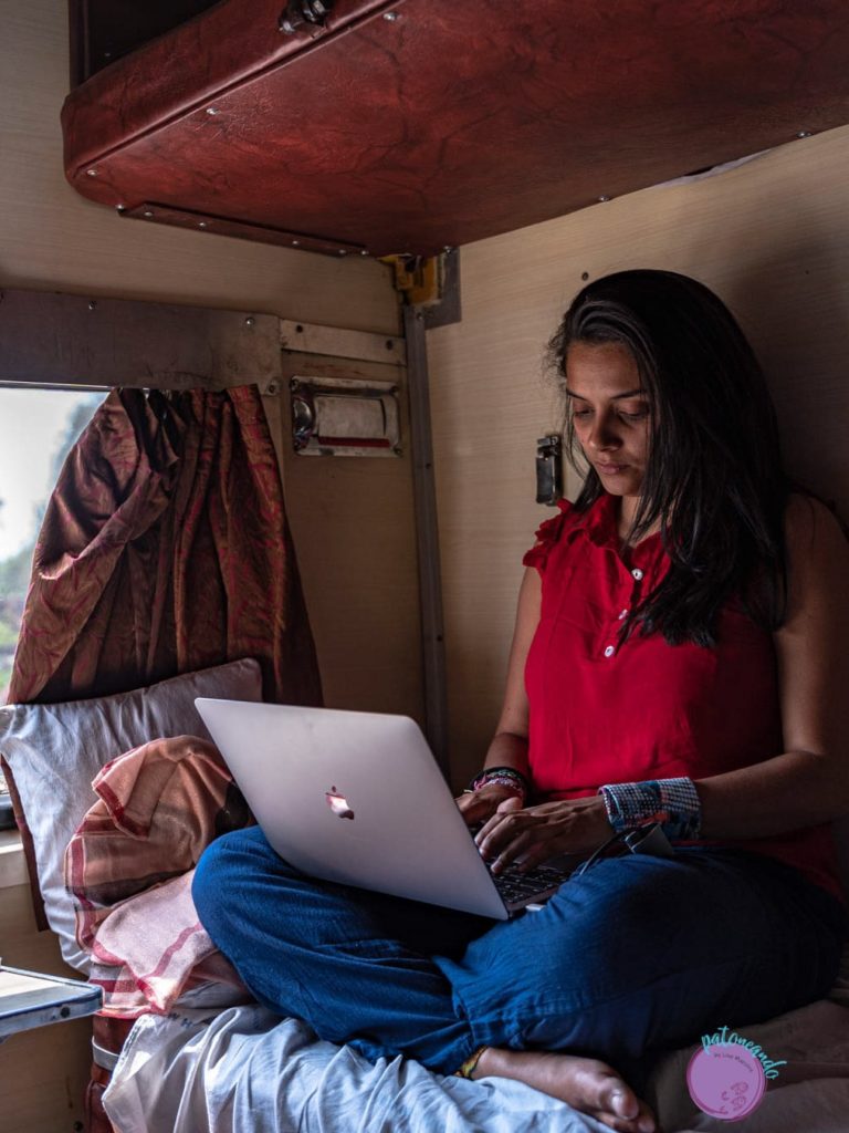 Mujer trabajando con su computador en un tren -Lina Maestre - Patoneando blog de viajes
