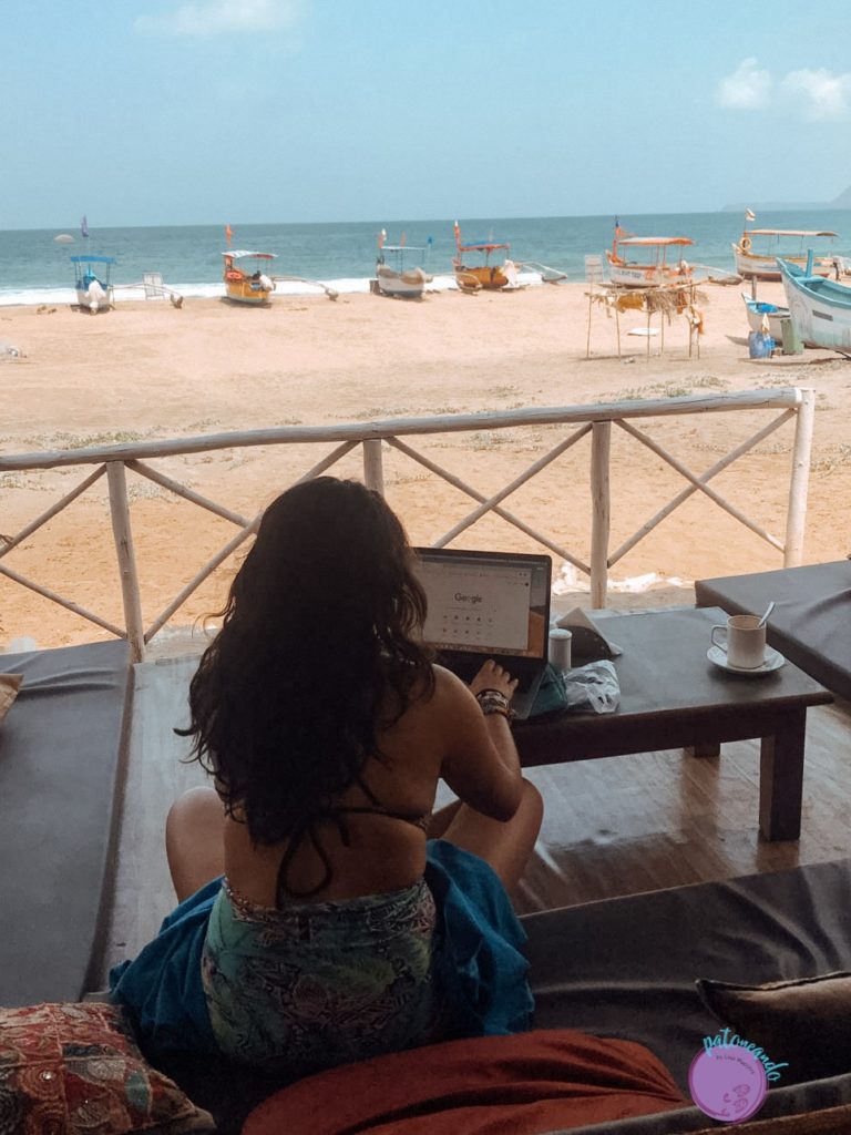 Nómada digital trabajando frente al mar -Lina Maestre - Patoneando