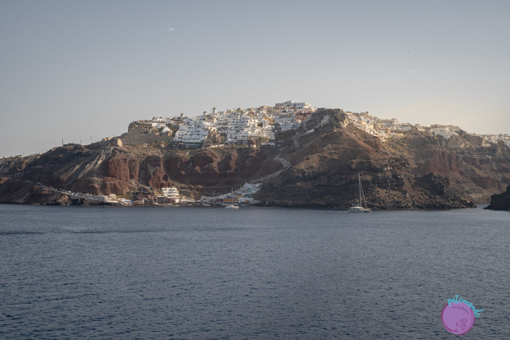 Guia para viajar a Santorini, Grecia - Oía vista desde un barco - Patoneando blog de viajes